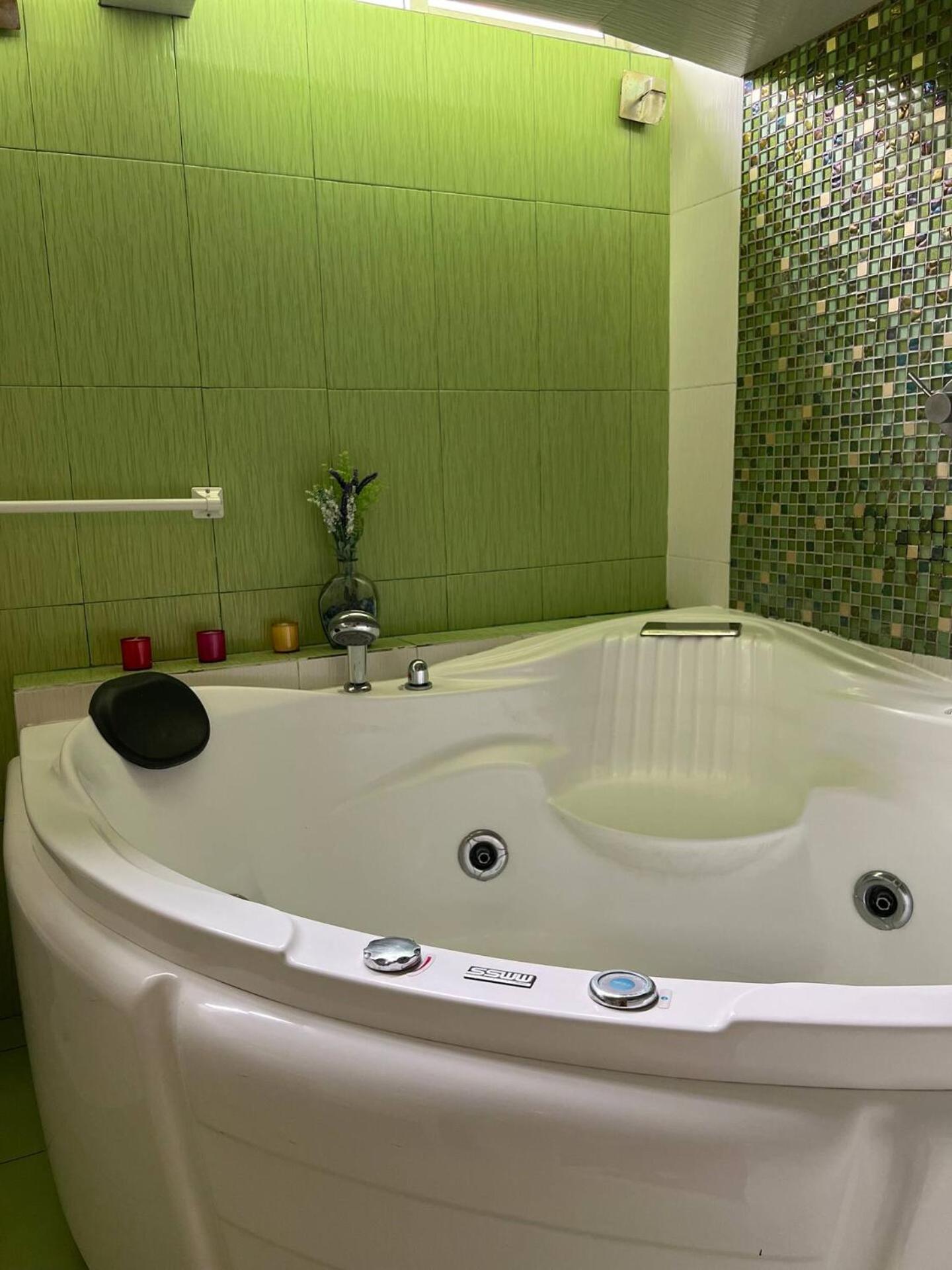Campsite Amplia E Indep C/ Jacuzzi, Centrica. *